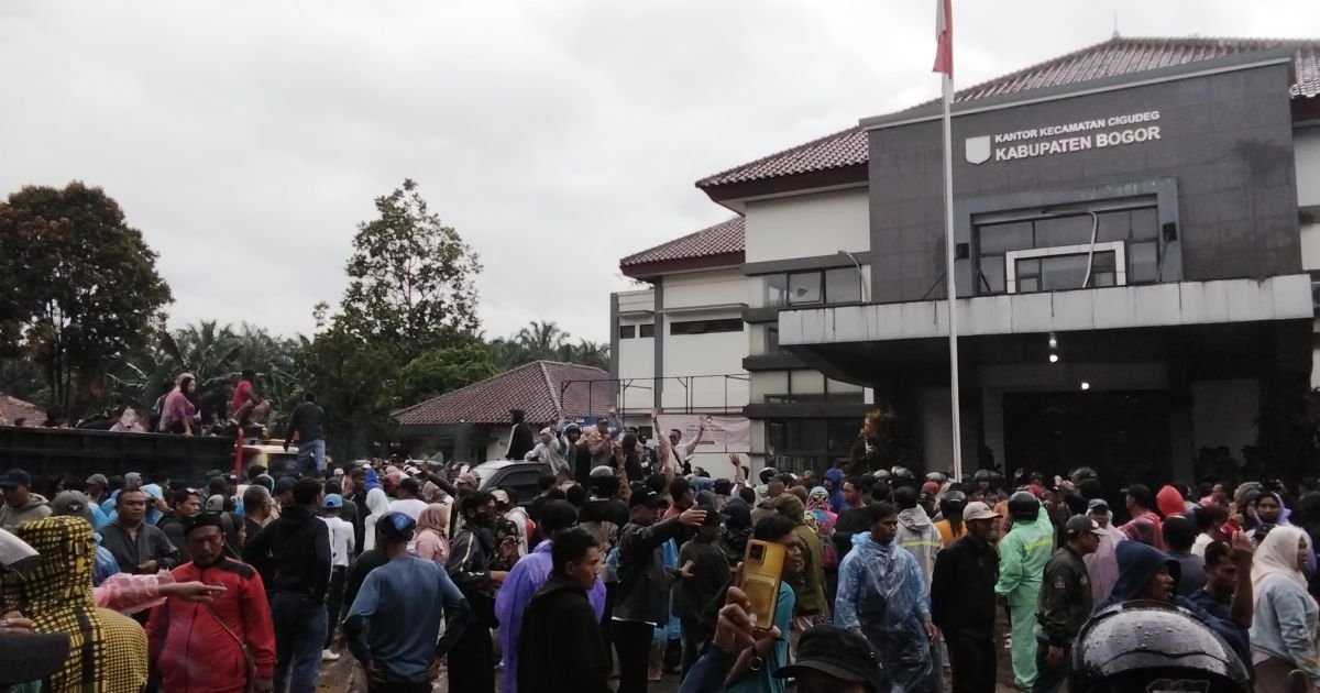 Bereking News! Warga Tiga Kecamatan Datangi Kantor Kecamatan Cigudeg, Tuntut Terkait Penutupan Tambang Aksi Demontrasi Ricuh