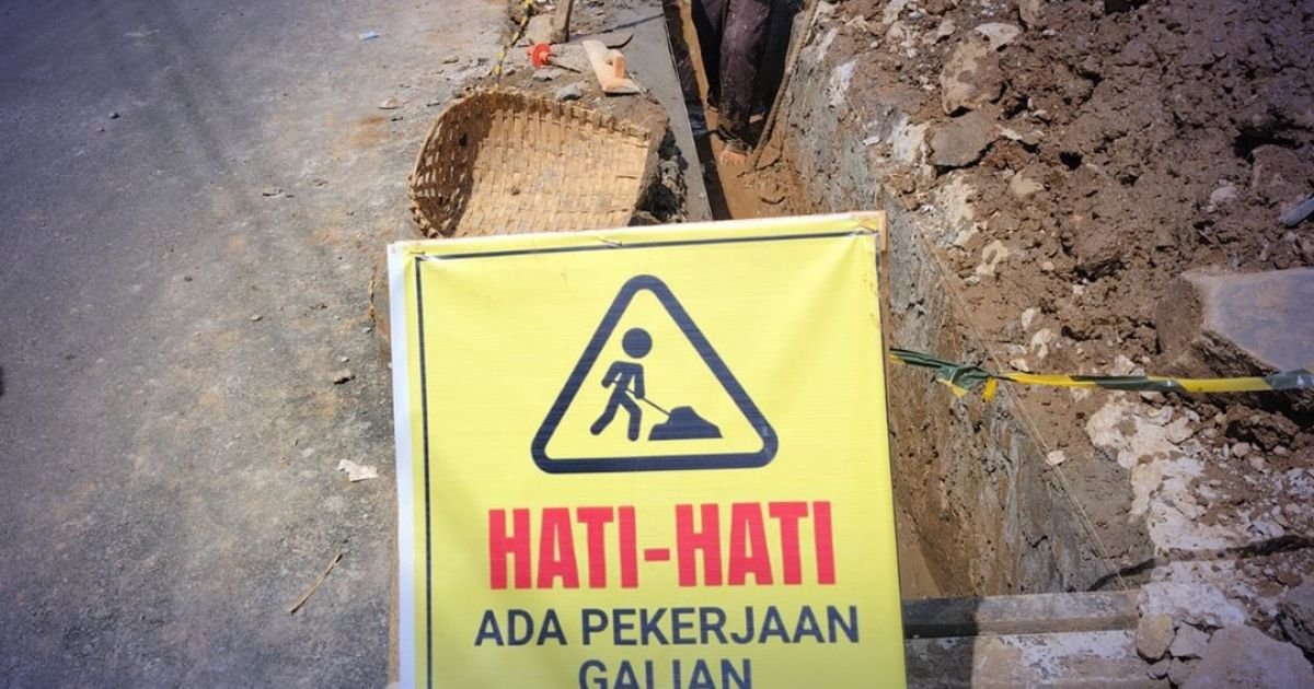 Jaga Keawetan Jalan, Dinas PU Sukabumi Lakukan Pemeliharaan Drainase di Ruas Caringin-Cidahu