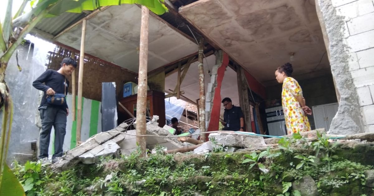 Rumah Ambruk, Warga Gempol Hubungi Ketua DPRD di Tengah Kepanikan