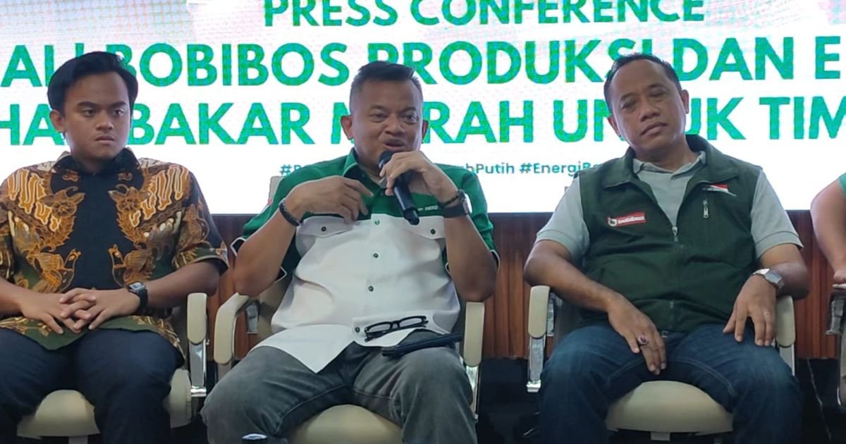 Pembina Bobibos Mulyadi memberikan keterangan terkait pengembangan bahan bakar berbasis jerami di Jonggol, Kabupaten Bogor, Jawa Barat.