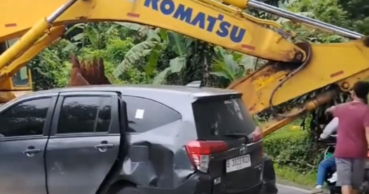 Truk Angkut Excavator Tergelincir di Jonggol, Sejumlah Kendaraan Pemudik Rusak Parah