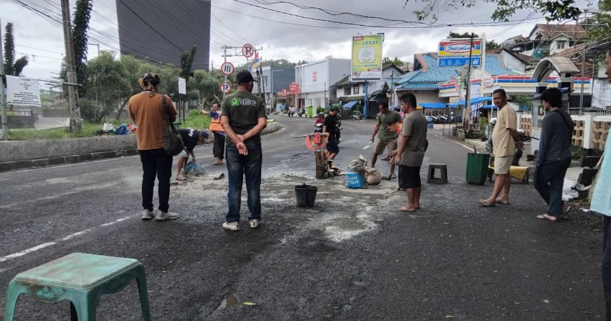 Tak Kunjung Diperbaiki, Jalan Berlubang di Palabuhanratu Akhirnya Dicor Warga