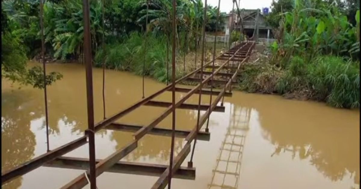 Permudah Akses Warga, Kodim 0614 Cirebon Turun Tangan Renovasi Jembatan Gantung Kriyan