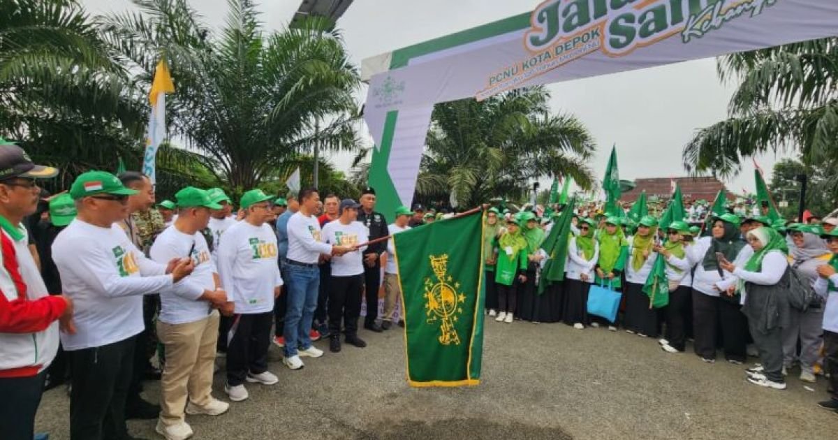 Wakil Wali Kota Depok, Chandra Rahmansyah, bersama Kapolres Metro Depok, Kombes Pol Abdul Waras melepas peserta jalan santai memperingati 100 tahun NU.