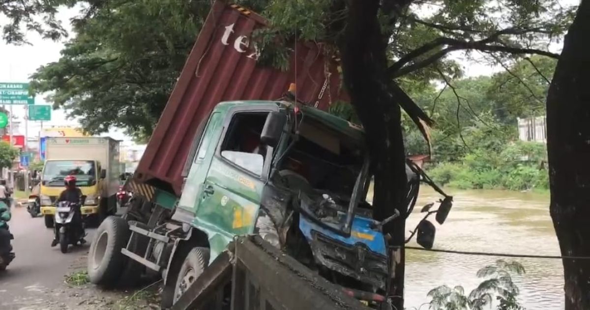 Sebuah truk kontainer nyaris terjun ke aliran Kalimalang setelah mengalami kecelakaan tunggal di Jalan Inspeksi Kalimalang