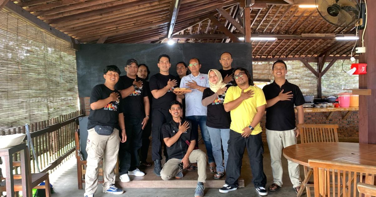 Kapolsek Gunung Putri Kompol Aulia Robby Kartika  Putra bersama Ketua Bogor Timur Jurnalis (BTJ) Sudadi dalam peringatan Hari Pers Nasional ke-80 di Rumah Makan Joglo Simbok, Desa Cikeas, Gunung Putri, Kabupaten Bogor.