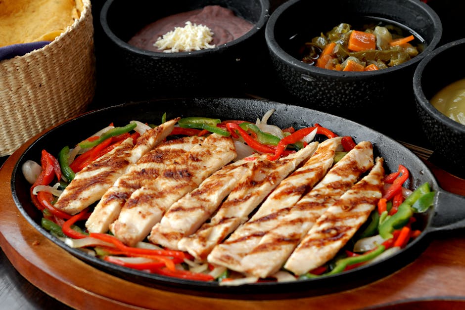 Ayam goreng kecokelatan yang berkilau dengan saus mentega kental, dihiasi irisan daun bawang dan bawang bombay segar di atas piring putih estetik.