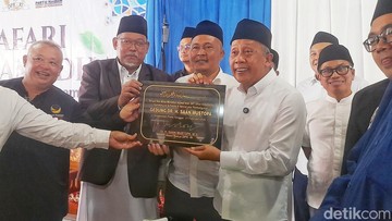 Wakil Ketua DPR RI Saan Mustopa saat melakukan peresmian gedung di Pondok Pesantren Annihayah, Kecamatan Rawamerta, Kabupaten Karawang. (Foto: Irvan Maulana)