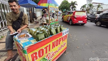 Pedagang roti kopyor di Tasikmalaya sedang menanti pembeli. (Foto: Faizal Amiruddin/detikJabar)