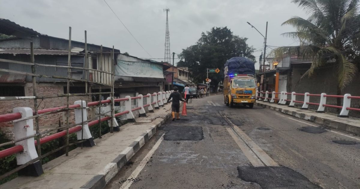 Jalur Jasinga-Leuwiliang Rusak Parah, Nyawa Pengendara di Bogor Terancam