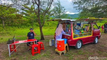 Kisah Inspiratif Pasangan Lansia Sukabumi Raup Rezeki Lewat Warung Mobil Tua