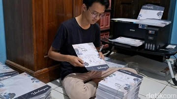 Pemuda asal Cirebon yang mampu raup cuan dari kartu undangan murah. Foto: Devteo Mahardika/detikJabar