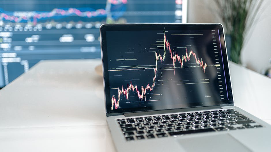 Tampilan layar laptop profesional yang menunjukkan chart candlestick MetaTrader dengan indikator Moving Average dan RSI yang berwarna-warni di atas meja kayu minimalis.