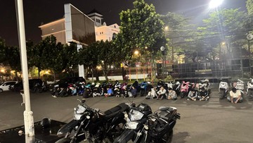 Polisi mengamankan pengendara dan sepeda motor yang diduga hendak melakukan balapan liar di Flyover Kusumaatmadja, Kota Bandung (Foto: Istimewa)