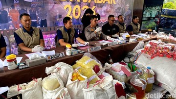 Konferensi pers kasus mi berformalin di Mapolda Jabar. (Foto: Wisma Putra/detikJabar)