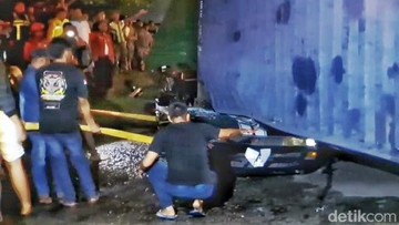 Maut Mengintai di Karawang: Tragedi Sedan Tertimpa Truk Hingga Nyawa Melayang