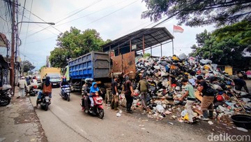 Krisis Sampah Babakan Ciparay: Gunungan Setinggi 5 Meter Resahkan Warga Bandung