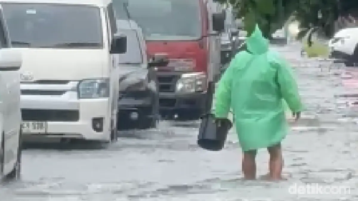 Kemacetan panjang di Jalan Bypass Ngurah Rai, Denpasar, akibat banjir, Selasa (24/2/2026). (Foto: I Nyoman Adhisthaya Sawitra/detikBali)