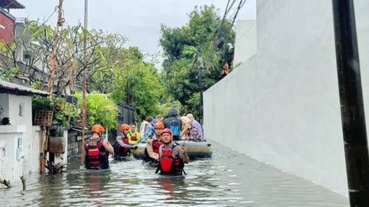 Sejumlah warga asing dievakuasi polisi saat banjir di Jalan Bumi Ayu, Sanur, Denpasar, Sanur, (24/2/2026). (Maria Christabel DK/detikBali)
