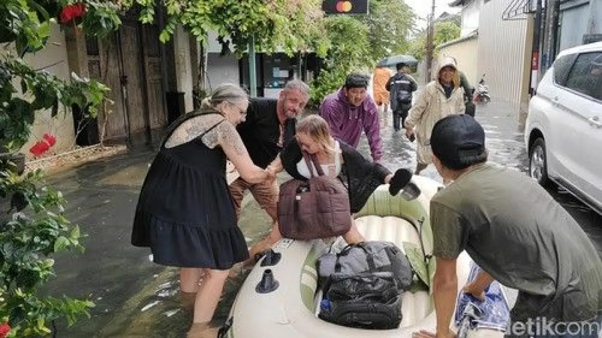 Turis mancanegara terjebak banjir di kawasan Dewi Sri, Legian dan sekitarnya sejak Selasa dini hari (24/2/2026). (Foto: Agus Eka/detikBali)