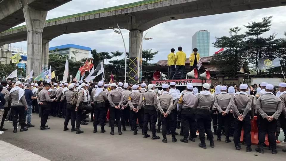 Rombongan mahasiswa mulai tiba di area depan Mabes Polri, Jakarta, Jumat 27 Februari 2026. (Beritasatu.com/Muhammad Aulia Rahman)
