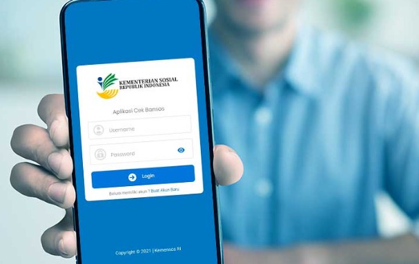 INFO RESMI KEMENSOS - Tampilan layar smartphone yang menunjukkan halaman utama website cek bansos resmi untuk melakukan pengecekan data penerima bantuan sosial.