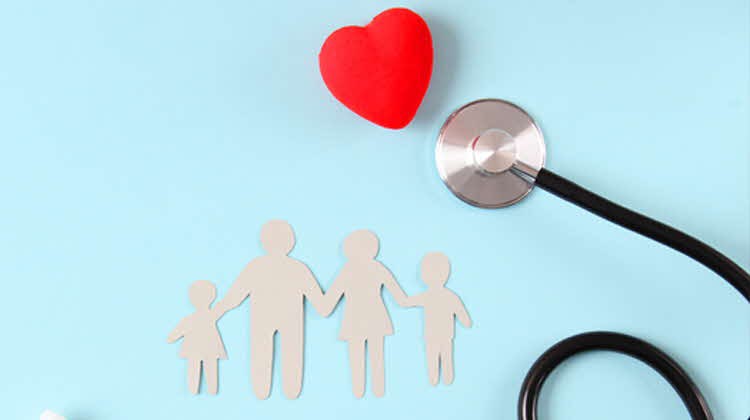 Seorang konsultan keuangan profesional sedang menjelaskan dokumen polis asuransi kepada pasangan suami istri yang tampak tenang dan bahagia di sebuah kantor yang nyaman.