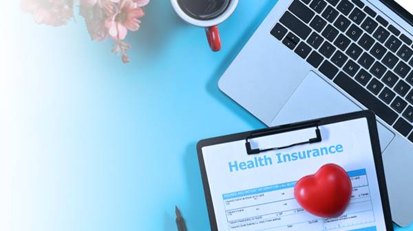 Seorang konsultan keuangan profesional sedang menjelaskan detail polis asuransi kesehatan kepada pasangan muda yang bahagia di kantor yang nyaman.