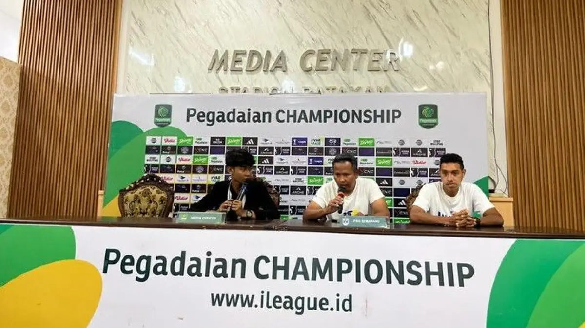 Pelatih PSIS, Andri Ramawi bersama pemain dalam sesi jumpa pers laga Persiba lawan PSIS. Foto: Dok PSIS