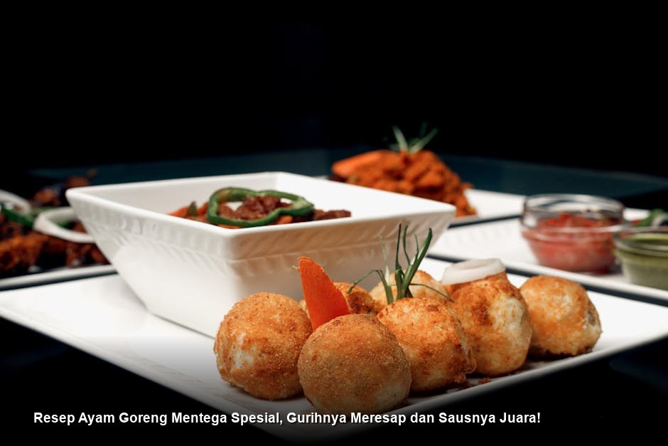 Potongan ayam goreng yang berkilau terbalut saus mentega cokelat kental, disajikan di piring putih dengan hiasan irisan bawang bombay dan daun peterseli segar.