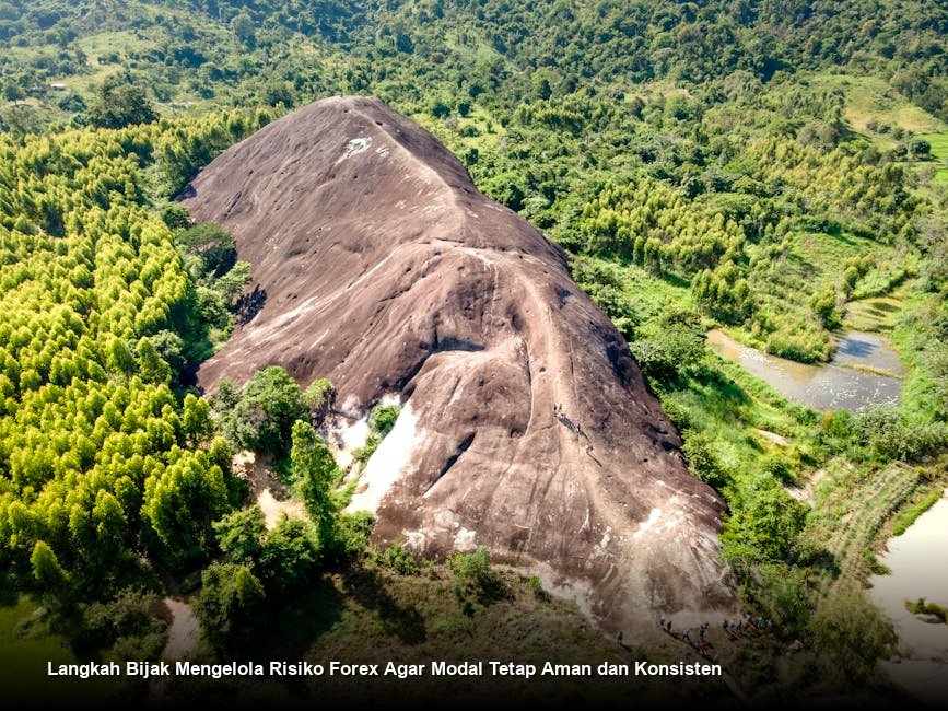 Tampilan layar laptop yang menunjukkan chart candlestick profesional dengan indikator teknikal yang rapi di atas meja kerja yang minimalis.