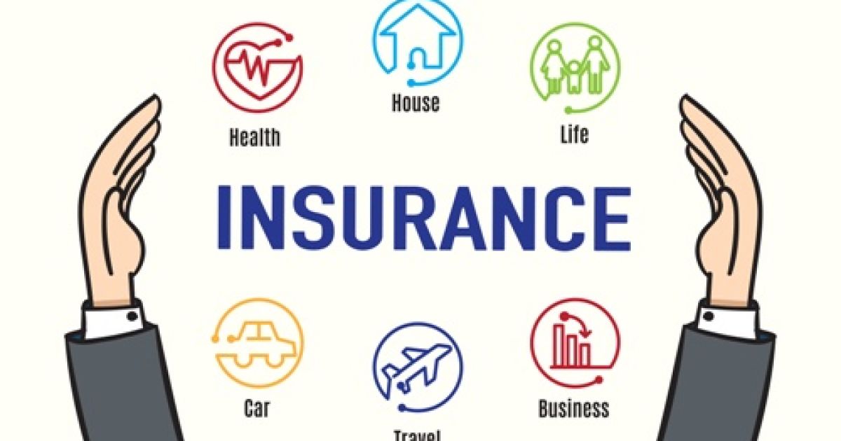 Seorang konsultan keuangan profesional sedang menjelaskan dokumen polis asuransi kepada pasangan suami istri yang tampak tenang dan bahagia di sebuah kantor yang nyaman.