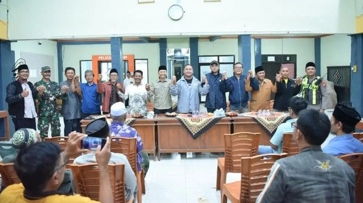 Kapolres Gresik AKBP Ramadhan Nasution media dua pihak desa (Foto: Dok. Istimewa)