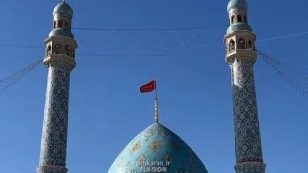 Iran mengibarkan bendera merah di kubah Masjid Jamkaran. (Foto: Instagram/jamkaran_ir_)