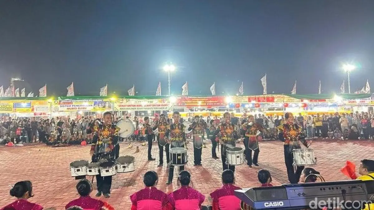 Foto: Penampilan marching band di Puncak Cap Go Meh Palembang (Amir Yusuf)