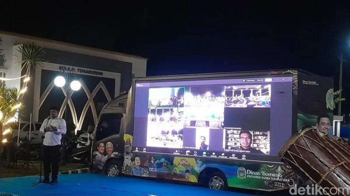 Gubsu Bobby Nasution saat sambutan di halaman Masjid Agung Al-Abror Kota Padangsidimpuan. (Foto: Nizar Aldi/detikSumut)