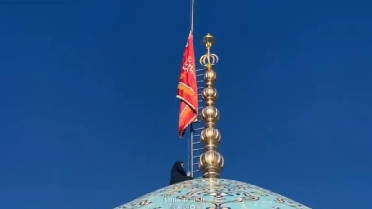 Iran mengibarkan bendera merah di kubah Masjid Jamkaran. (Foto: Instagram/jamkaran_ir)