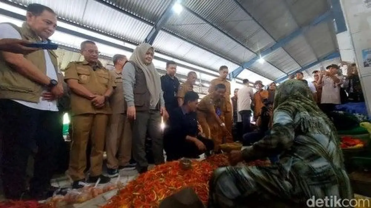 Foto: Wagub NTB Indah Dhamayanti Putri (Umi Dinda) didampingi Wawalkot Bima, Feri Sofiyan melakukan inspeksi mendadak (sidak) di Pasar Amahami Kota Bima, pada Senin, (2/3/2026). (Dok. Rafiin/detikBali)