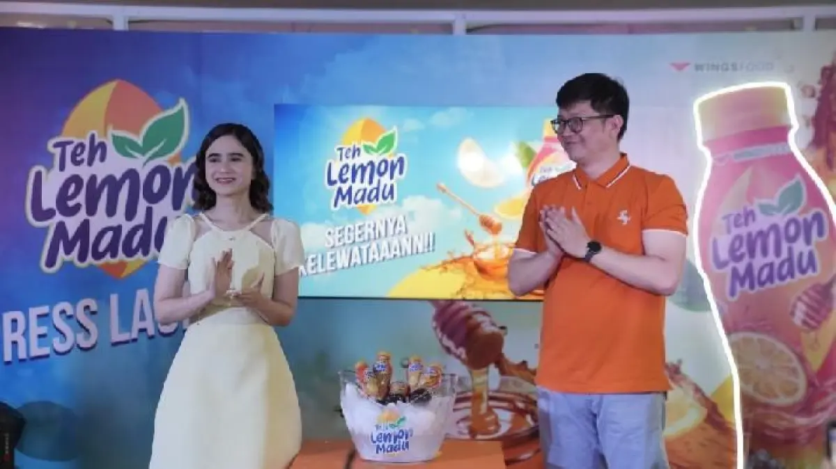 (kiri ke kanan) Tissa Biani Brand Ambassador Teh Lemon Madu, dan Joshua Gunawan, Head of Ready to Drink Beverage WINGS Food di Jakarta Pusat, Sabtu, 28 Februari 2026. Foto: Dok. Wings Food