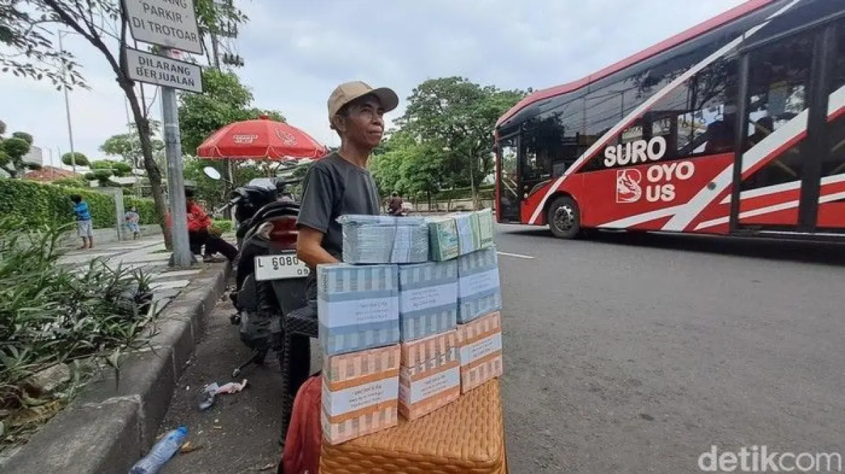 Penyedia jasa tukar uang baru Lebaran di Jalan Pahlawan Surabaya (Foto: Anastasia Trifena F/detikJatim)