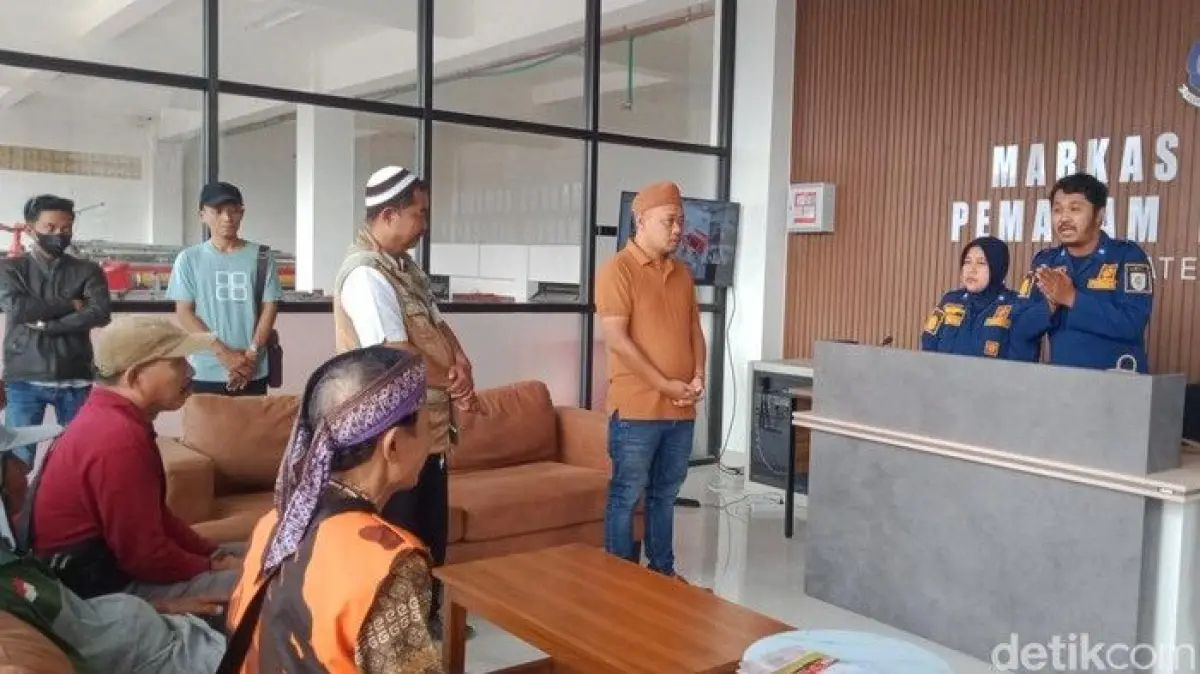 Nasabah PD BKK Klaten mengadukan nasib mereka ke Mako Damkar Klaten, Senin (2/3/2026). Foto: Achmad Hussein Syauqi/detikJateng