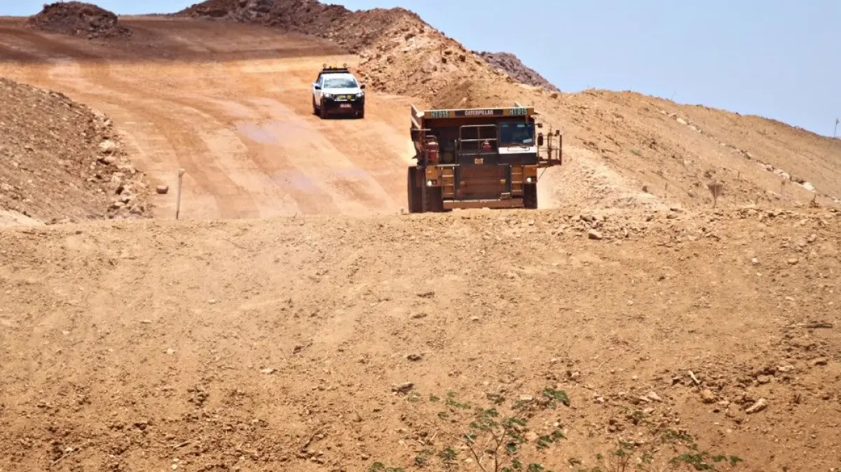 Kendaraan pengangkut material di area Tambang Emas Tujuh Bukit, Kab. Banyuwangi, Jawa Timur, yang dikelola oleh PT Bumi Suksesindo (BSI), salah satu anak perusahaan PT Merdeka Copper Gold Tbk. /Bisnis - Syaharuddin Umngelo