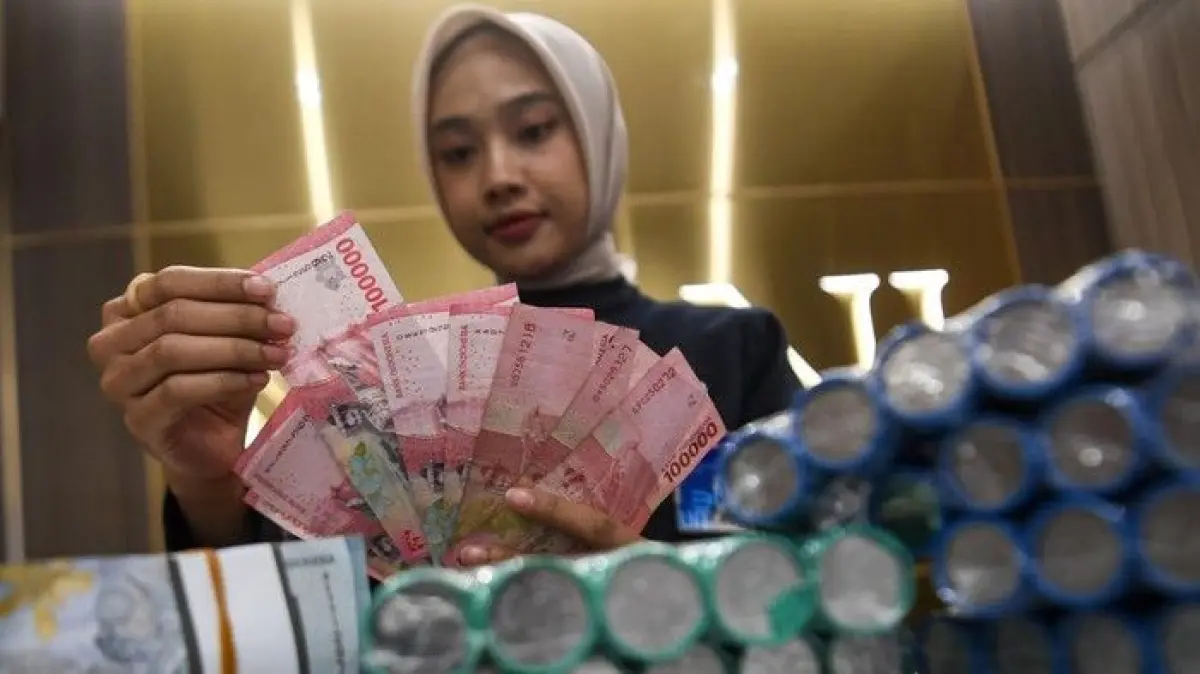 Ilustrasi penukaran uang baru (Foto: ANTARA FOTO/Muhammad Adimaja)