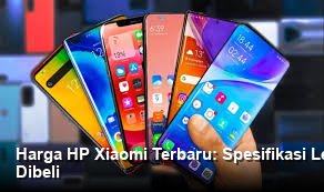 Foto smartphone Xiaomi dengan layar penuh yang jernih dan desain bodi belakang mengkilap yang elegan di atas meja kayu modern.