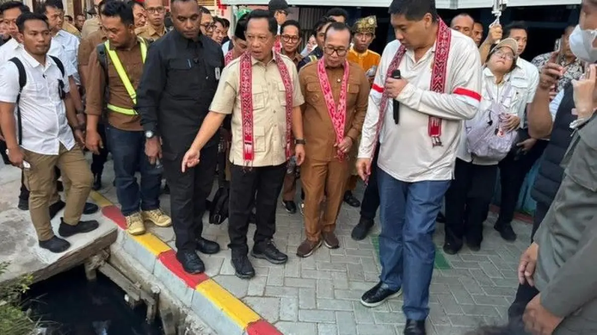 Menteri PKP Maruarar Sirait dan rombongan meninjau permukiman kumuh di Desa Parit Baru, Kecamatan Sungai Raya, Kabupaten Kubu Raya/Foto: Ocsya Ade CP/detikKalimantan
