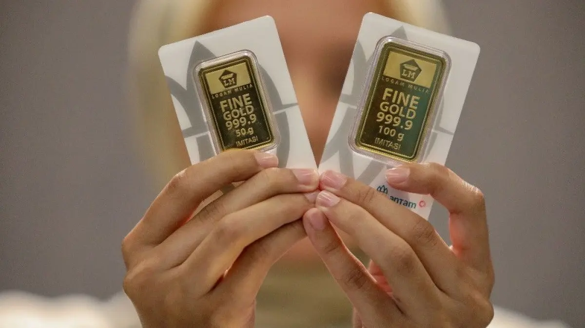 Karyawan memperlihatkan logam mulia Antam di Jakarta, Rabu (10/12/2025)./JIBI/Bisnis/Eusebio Chrysnamurti