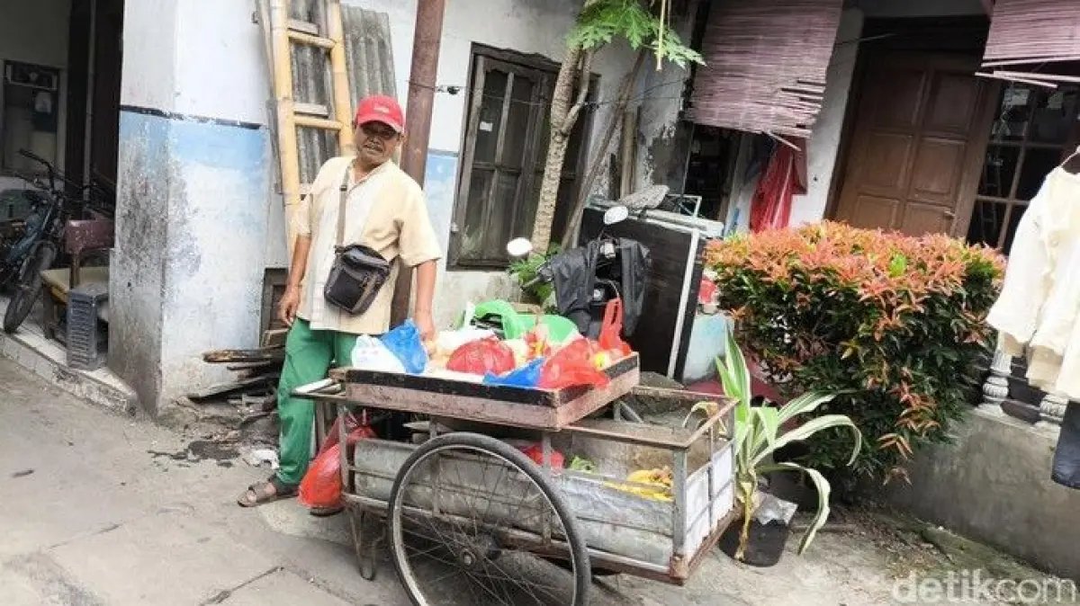Jajang, seorang pedagang sayur keliling (Foto: Fauzan Muhammad)