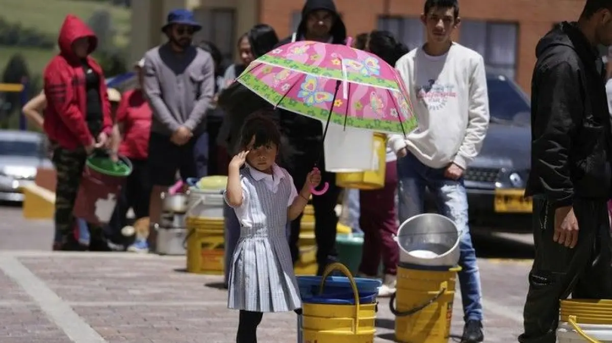 Gegara El Nino, Warga Kolombia Antre Air Bersih. Foto: AP Photo/Fernando Vergara