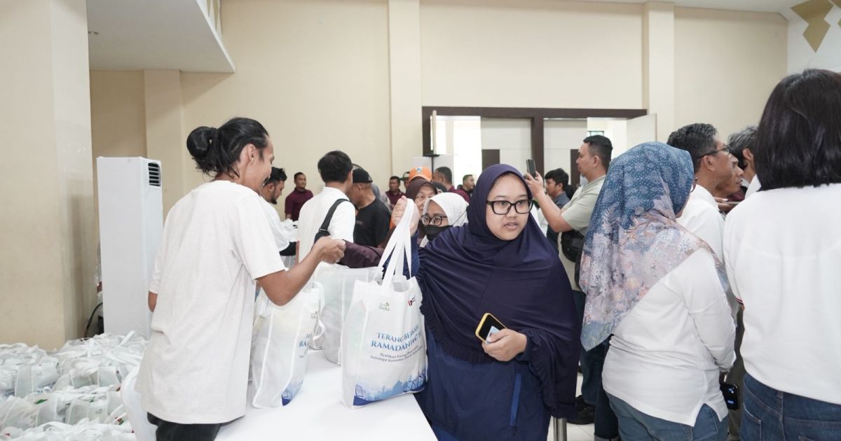 Masyarakat menerima paket sembako dalam kegiatan Bazar Sembako Murah “Terang Berkah Ramadan 1447 H”.foto: Tb.