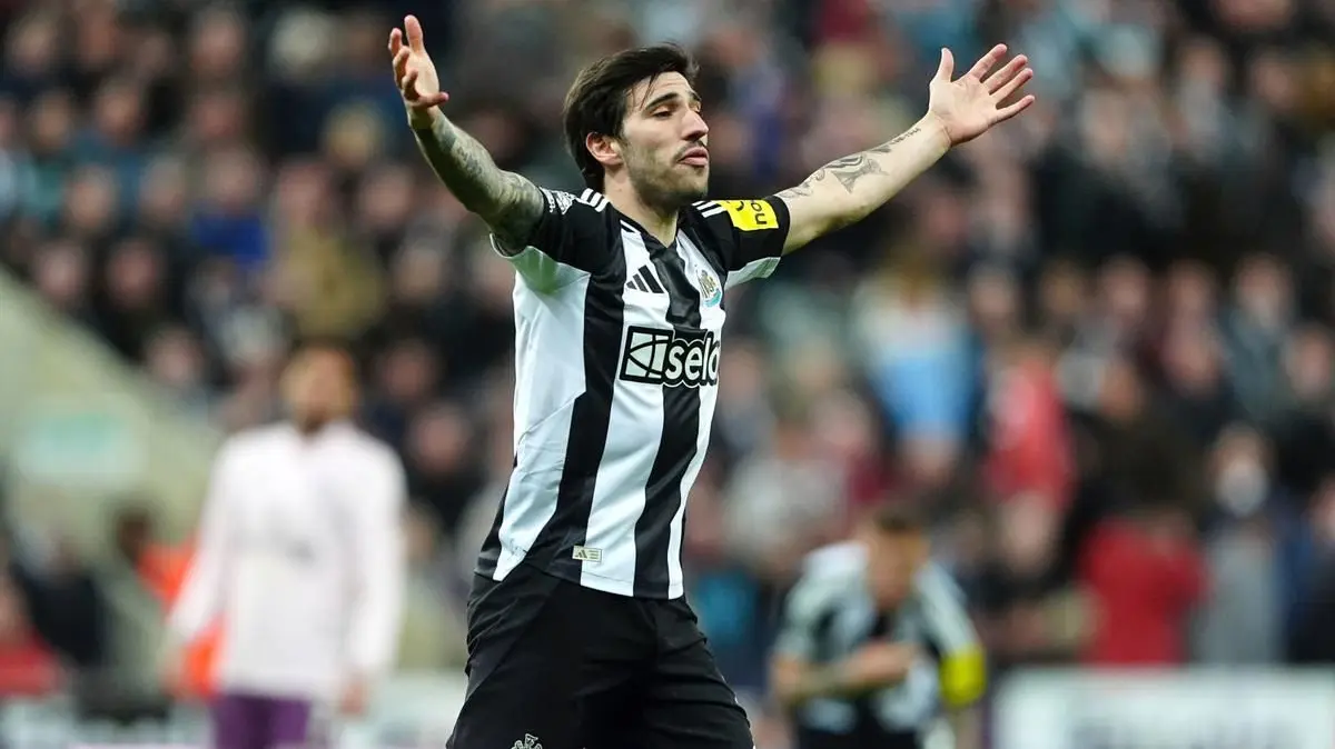 Pemain Newcastle United, Sandro Tonali, memohon kepada wasit selama pertandingan Liga Primer Inggris antara Brentford dan Newcastle United di St James' Park di Newcastle upon Tyne, Inggris, Kamis dini hari WIB (3-4-2025). (Owen Humphreys/PA via AP)